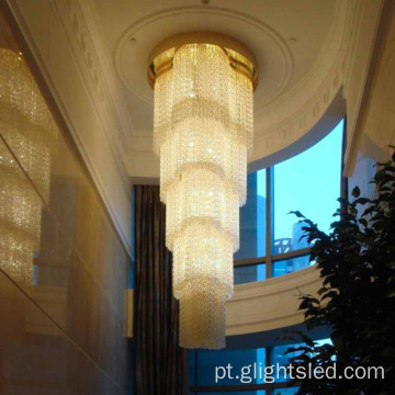 Lustre longo com decoração luxuosa e moderna no lobby do hotel